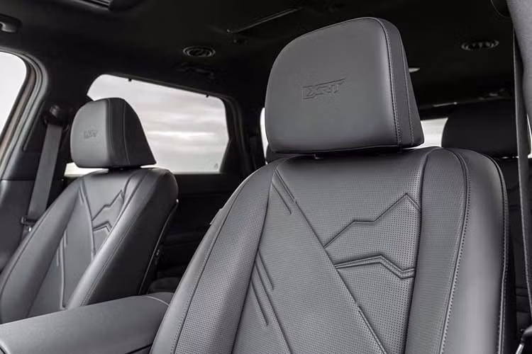Hyundai cho biết, mẫu xe SUV Palisade XRT Pro vẫn có thể xử lý nhiều tình huống off-road cơ bản, nhưng được tối ưu cho nhu cầu sử dụng thực tế của phần lớn khách hàng - những chặng đường dài trên đường sỏi và đường đất gồ ghề, chứ không chỉ là bò qua đường đá hay lội sông.