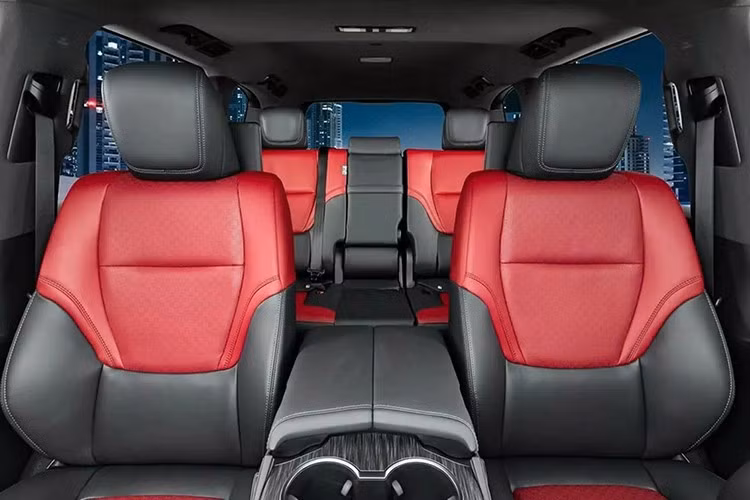 Ngoài hệ truyền động, Toyota Land Cruiser 300 Hybrid còn có các trang bị dành riêng như hệ thống trợ lực lái điện và ổ cắm điện 1.500W nâng cấp phía sau xe. Điểm hạn chế duy nhất là xe không có cấu hình nội thất 3 hàng ghế 7 chỗ ngồi. Thay vào đó, xe chỉ được bán ra với nội thất 2 hàng ghế và 5 chỗ ngồi.