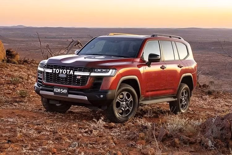 Toyota đã chính thức ra mắt Land Cruiser 300 Hybrid tại thị trường Úc, mở rộng sự hiện diện của mẫu SUV điện hóa đầu bảng sau khi xe được giới thiệu trước đó ở Trung Đông và một số quốc gia Đông Âu. Đây là phiên bản mạnh nhất từ trước đến nay của dòng xe Toyota Land Cruiser đồng thời cũng đắt nhất, dù giá vẫn thấp hơn đáng kể so với “người anh em” Lexus LX700h. ​