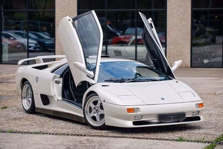 Lamborghini Diablo SV "VS" là siêu xe độc đáo được thiết kế đặc biệt cho chương trình khuyến mãi Giáng sinh của Victoria's Secret. Với màu trắng Pearl White nổi bật và dòng chữ "SV" được đảo ngược thành "VS" (viết tắt của Victoria's Secret). Mặc dù có kế hoạch sản xuất nhiều chiếc, nhưng chỉ duy nhất một chiếc Diablo SV mang thông số này được xuất xưởng.