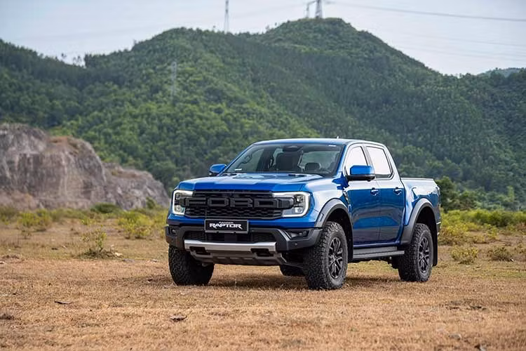 Ford Việt Nam vừa chính thức niêm yết mức giá 1,448 tỷ đồng cho phiên bản Ranger Raptor 2026 trang bị động cơ xăng 3.0L V6. So với mức 1,299 tỷ đồng của phiên bản máy dầu 2.0L Bi-Turbo trước đây, giá bán mới đã tăng thêm 149 triệu đồng và được niêm yết chính hãng là bán 1,448 tỷ đồng.