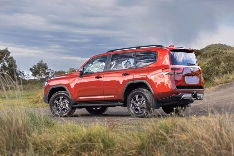 Tại thị trường Úc, Toyota Land Cruiser 300 Hybrid được cung cấp với hai phiên bản. Trong đó, phiên bản GR Sport thiên về off-road tiếp tục sử dụng gói thiết kế quen thuộc. Riêng phiên bản Sahara ZX mang thiên hướng sang trọng sở hữu cản trước riêng với các hốc hút gió được thiết kế lại nhằm tạo điểm khác biệt cho bản Land Cruiser 300 Hybrid.