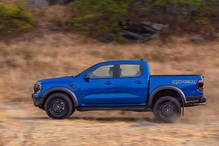 Điểm nổi bật nhất trên Ranger Raptor 2026 là khối động cơ xăng 3.0L V6 EcoBoost cho công suất tối đa 397 PS tại 5.650 vòng/phút và mô-men xoắn cực đại 583 Nm tại 3.500 vòng/phút. Ford cho biết hệ thống chống trễ turbo lấy cảm hứng từ xe đua giúp cải thiện độ nhạy chân ga và khả năng tăng tốc.