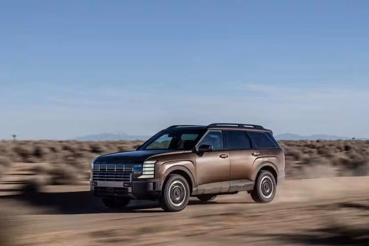 Hyundai Palisade XRT Pro được Hyundai định vị là mẫu SUV thiên hướng off-road mạnh mẽ nhất của hãng hiện nay. Tuy nhiên, thay vì đi theo công thức SUV khung gầm rời truyền thống như Toyota Land Cruiser hay Ford Bronco, Hyundai lựa chọn cách tiếp cận khác với nền tảng khung gầm liền khối.