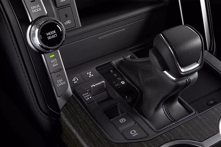 Toyota Land Cruiser 300 Hybrid dự kiến có mặt tại các đại lý ở Úc từ giữa năm 2026. Phiên bản GR Sport có giá khởi điểm 156.060 AUD (khoảng 2,97 tỷ đồng). Trong khi đó, giá của bản Sahara ZX nhỉnh hơn đôi chút, ở mức 156.810 AUD (2,98 tỷ đồng). Cả hai mức giá đều chưa bao gồm chi phí lăn bánh.
