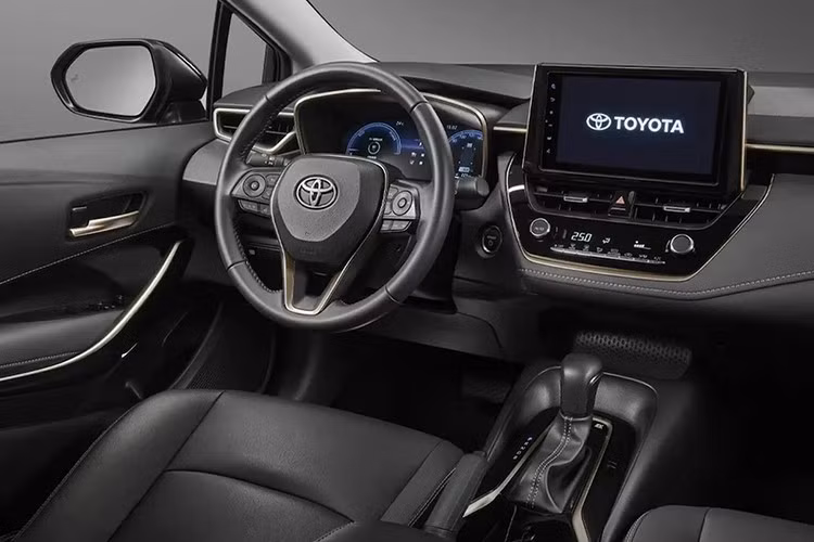 Các chi tiết mạ vàng đồng được giảm bớt trên Corolla Cross , chỉ xuất hiện trên lưới tản nhiệt mỏng và chữ trên cửa sau. Corolla Sport có những điểm nhấn nhẹ nhàng nhất trong ba phiên bản, vẫn giữ nguyên các chi tiết mạ crôm và sơn đen bóng quen thuộc, chỉ thêm các biểu tượng kỷ niệm và tem dán bên hông.
