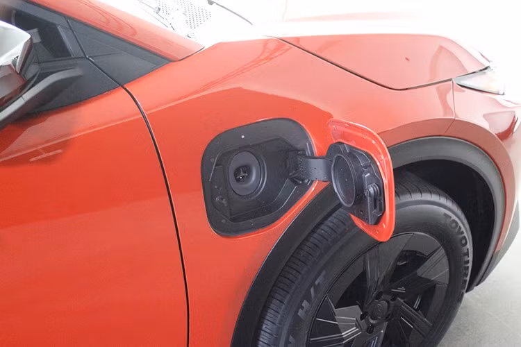 Về thiết kế, Uncharted mang kiểu dáng sắc sảo, gần như tương đồng với Toyota C-HR. Dù không quá mới lạ, xe vẫn gây ấn tượng với đèn pha LED, cần gạt mưa cảm biến, cốp sau chỉnh điện, khoảng sáng gầm 208 mm và bộ mâm hợp kim 18 inch phối màu đen bóng.