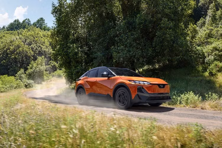 Dù Subaru Uncharted GT sử dụng chung hệ truyền động với phiên bản Sport, nhưng do trang bị nặng hơn và mâm lớn hơn, nên GT có phạm vi di chuyển thấp hơn – chỉ khoảng 435 km sau mỗi lần sạc đầy.