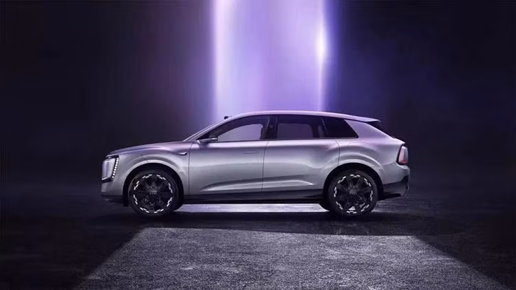 Mẫu xe đầu tiên trong bộ ba này có tên là E5 Sportback, được AUDI giới thiệu vào mùa xuân năm 2025. Sau đó, tại triển lãm ô tô Quảng Châu 2025, mẫu xe concept AUDI E SUV đã được ra mắt, và giờ đây nó cũng đã trở thành một phiên bản sản xuất. Hãy cùng tìm hiểu về AUDI E7X, mẫu xe sản xuất thứ hai của thương hiệu Trung Quốc, được chế tạo từ sự hợp tác giữa công ty gốc Đức và tập đoàn khổng lồ SAIC Trung Quốc.