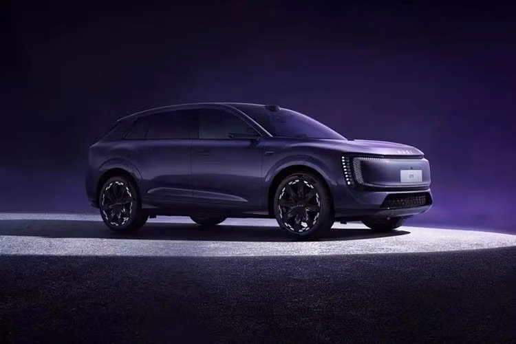 Phần thân xe dễ dàng nhận ra là được thiết kế dựa trên mẫu concept E SUV nhờ vào hệ thống đèn chiếu sáng đặc biệt ở phía trước (đèn pha LED ma trận kỹ thuật số bố trí theo chiều dọc), vòm bánh xe được tạo hình tinh tế và phần nhô ra ngắn. Phần đuôi xe có hình dáng và các chi tiết tương tự như phần đầu xe.