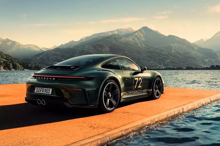 Mặc dù FA - tên gọi thân mật của Ferdinand Alexander Porsch , đã qua đời năm 2012, Porsche đang kỷ niệm sinh nhật lần thứ 90 của ông. Để kỷ niệm dịp này, bộ phận "hàng thửa" Sonderwunsch của công ty đã tạo ra một phiên bản giới hạn của chiếc Porsche 911 GT3 90 FA. Chiếc xe được chế tác với sự hỗ trợ của Mark, con trai út của Ferdinand, và là một lời tri ân dành cho nhà thiết kế huyền thoại.