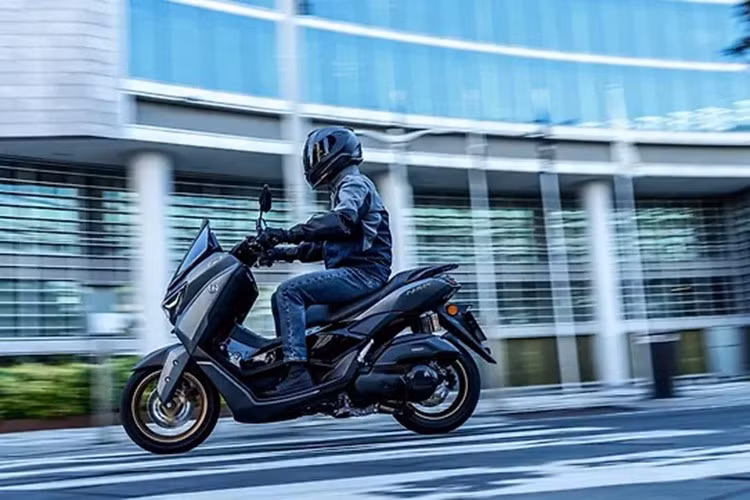 Ngoài các tính năng liên quan đến động cơ, để mang đến trải nghiệm lái xe tốt nhất, Nmax còn được trang bị ABS kênh đôi, Hệ thống kiểm soát lực kéo, Hệ thống treo sau với phuộc bình dầu rời và cả Lốp không săm có gai rộng. Phiên bản TECHMAX Ultimate còn có cả trợ lực lái.