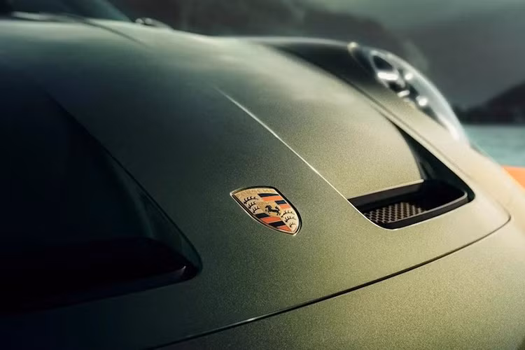 Mẫu xe này dựa trên chiếc 911 GT3 với gói trang bị Touring Package và có lớp sơn màu xanh lá cây FA Green ánh kim đặc biệt. Màu sắc này được lấy cảm hứng từ màu xanh lá cây Oak Green ánh kim được sử dụng trên chiếc 911 của chính Ferdinand.