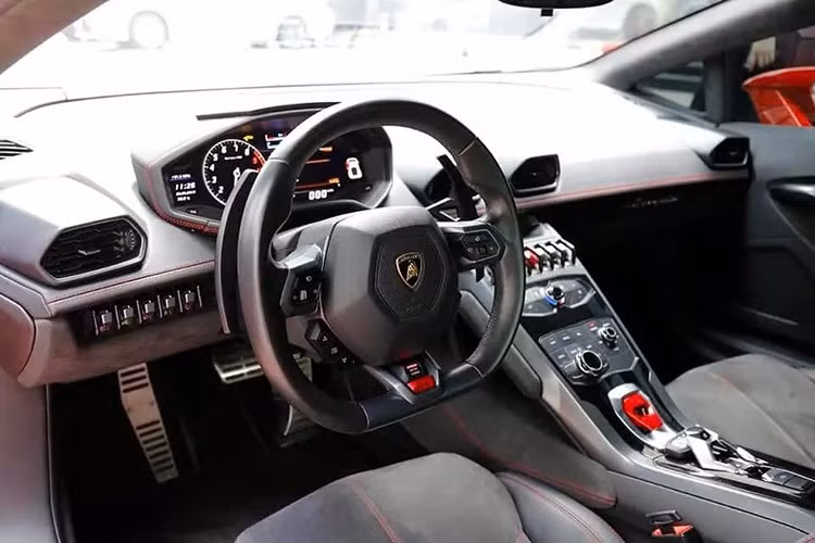 So với đàn anh Huracan LP610-4, ngoại hình của Huracan LP580-2 dễ dàng nhận biết ở phần cản trước hoàn toàn mới và hốc hút gió lớn hơn nhằm tăng hiệu quả làm mát và sức ép lên bánh trước. Bộ mâm 5 chấu 20 inch trước/sau đi kèm lốp Pirelli Pzero được phát triển riêng.