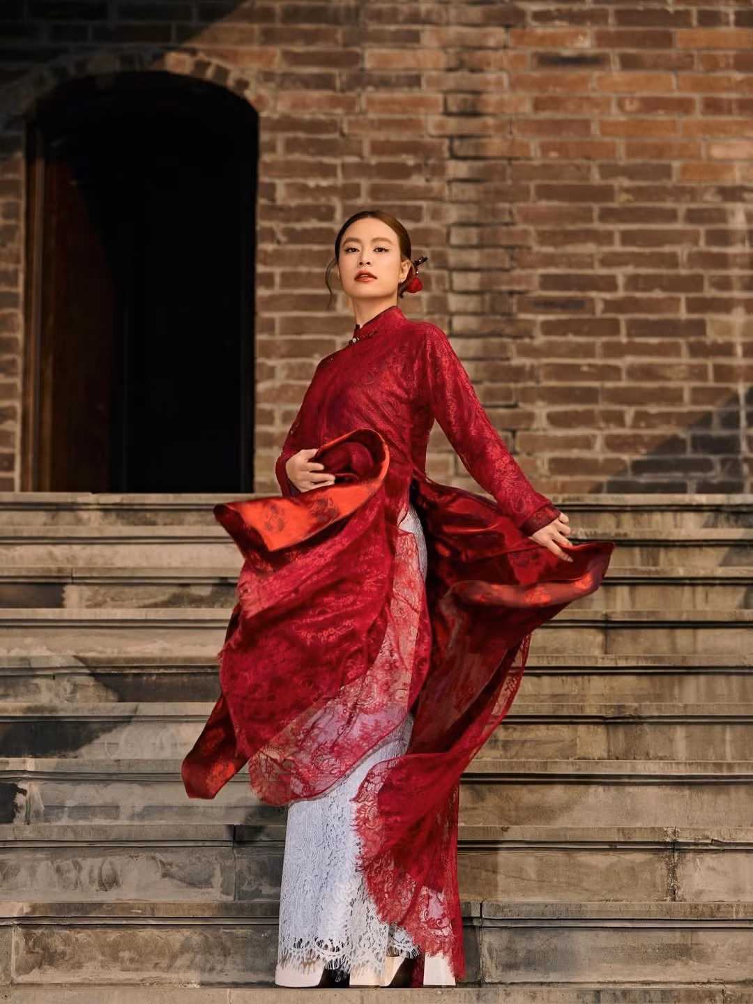 Chỉ sau thời gian ngắn đăng tải, loạt ảnh Hoàng Thùy Linh diện áo dài chúc mừng năm mới đã nhận về hàng chục nghìn lượt yêu thích cùng vô số bình luận tích cực. Nhiều khán giả dành lời khen cho nhan sắc “không tuổi” của nữ ca sĩ, cho rằng cô ngày càng mặn mà, sắc sảo nhưng vẫn giữ được nét dịu dàng rất riêng.