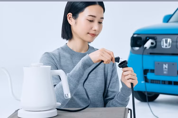 Cả hai phiên bản đều được trang bị gói an toàn Honda SENSING, bao gồm các tính năng hỗ trợ như phanh khẩn cấp tự động, cảnh báo chệch làn, hỗ trợ giữ làn đường, ga tự động thích ứng và hệ thống camera ADAS tăng cường khả năng quan sát xung quanh.