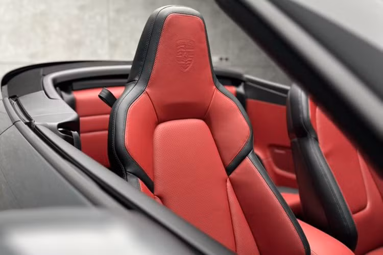 Porsche 911 Carrera 4 GTS Cabriolet mới cũng vượt trội hơn mẫu xe tiền nhiệm trong cuộc đua nước rút lên 100 km/giờ, đặc biệt là khi xuất phát tĩnh.