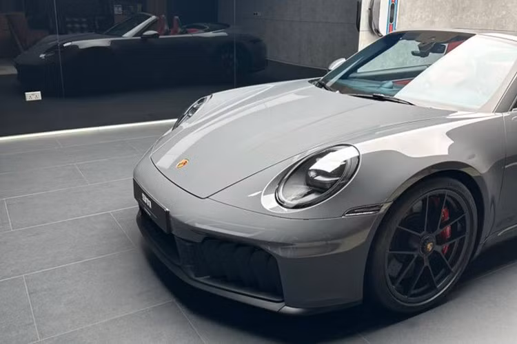 Hệ thống T-Hybrid nhẹ và mạnh mẽ sở hữu bộ tăng áp điện hoàn toàn mới không sử dụng van xả cho phép chỉ sử dụng một bộ tăng áp thay vì hai bộ như trước đây, đảm bảo việc cung cấp công suất linh hoạt và phản hồi nhanh hơn.