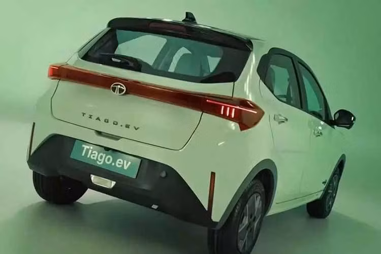 Phần thân của Tata Tiago 2026 đã được tái thiết kế với nhiều chi tiết gợi nhớ tới các mẫu xe hatchback châu Âu như Opel Corsa. Phần đầu xe tích hợp cụm đèn pha mỏng hơn cùng lưới tản nhiệt mới, kết hợp các khe hút gió nối liền với nhau trên cản trước. Phiên bản thuần điện tạo sự khác biệt bằng các chi tiết sơn cùng màu thân xe và thiết kế cản trước đồng bộ.