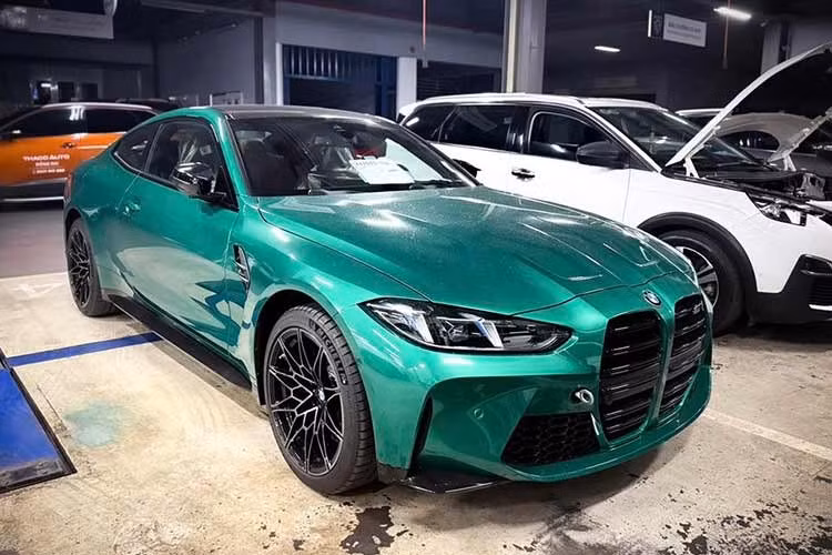 Ngoại thất của M3 Touring gây ấn tượng với hệ thống đèn chiếu sáng công nghệ LED thích ứng thông minh. Xe sở hữu bộ mâm hợp kim thể thao mã hiệu 826M phối hai tông màu tương phản, với kích thước lốp trước 19 inch và lốp sau 20 inch. Nhằm tối ưu hóa năng lực vận hành, nhà sản xuất trang bị tiêu chuẩn hệ thống phanh hiệu năng cao M, cơ cấu vi sai M Sport cùng hệ thống treo thích ứng M có khả năng thay đổi độ cứng theo chế độ lái.
