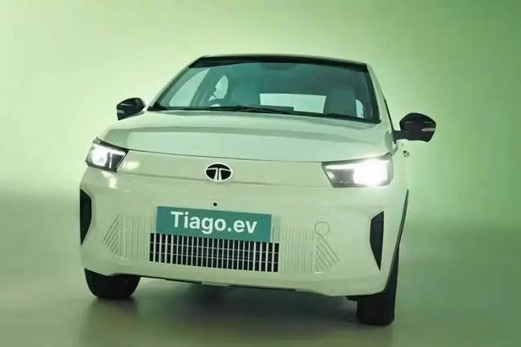 Kiểu dáng tổng thể của Tata Tiago 2026 vẫn giữ tỷ lệ quen thuộc, nhưng các nhà thiết kế đã tìm ra nhiều cách khéo léo để làm mới mẫu xe này. Phần ốp nhựa nay bao quanh hốc bánh, các chi tiết màu đen bổ sung giúp tách biệt khu vực cột C và bộ mâm 15 inch phay xước là những nâng cấp còn lại trong diện mạo của xe.