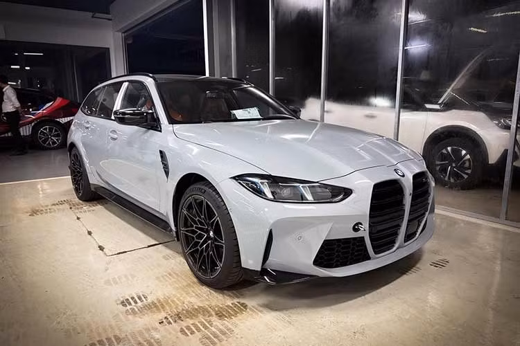 Chiếc BMW M3 Touring này thuộc thế hệ G81 LCI mới nhất với ngoại thất Brooklyn Grey. Đây là tùy chọn màu sơn cao cấp có giá khoảng 65 triệu đồng tại thị trường quốc tế. Với tính chất đặc thù của dòng wagon hiệu suất cao, nhiều khả năng mẫu xe này được nhập khẩu theo đơn đặt hàng cá nhân thay vì phân phối số lượng lớn.