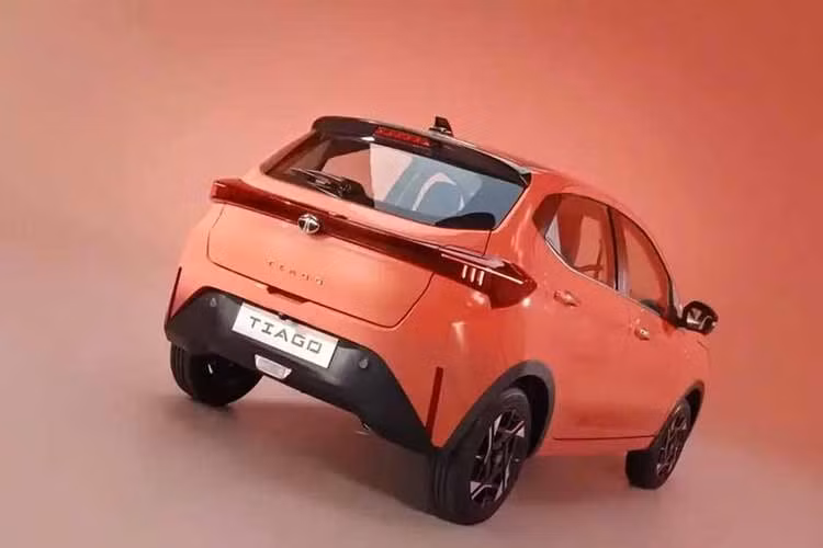 Tata Tiago nguyên bản đã ra mắt từ năm 2016, được nâng cấp giữa vòng đời vào năm 2020 và tiếp tục có một số tinh chỉnh nhỏ trong năm 2025. Tata gọi phiên bản 2026 là thế hệ mới nhưng trên thực tế đây là bản nâng cấp giữa vòng đời thứ ba. Đây cũng là phiên bản nâng cấp toàn diện nhất mà dòng xe này từng nhận được với thiết kế ngoại thất sắc sảo hơn cùng khoang nội thất hiện đại hơn.