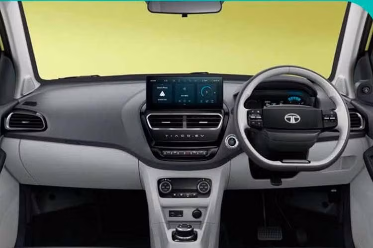 Tata hiện chưa công bố hình ảnh nội thất của Tigao mới. Tuy nhiên, xe dự kiến sở hữu nhiều trang bị tốt hơn. Các camera gắn trên gương chiếu hậu cho thấy xe có thể được trang bị hệ thống quan sát toàn cảnh 360 độ mượn từ mẫu SUV cỡ nhỏ Tata Punch vừa nâng cấp gần đây.