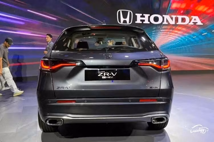 Ngoại thất của Honda ZR-V mang phong cách hiện đại với điểm nhấn là cụm đèn pha LED dạng mảnh, kết hợp cùng dải đèn định vị ban ngày tạo hình chữ L đặc trưng. Mặt ca-lăng được tạo điểm nhấn bởi lưới tản nhiệt sơn đen, đi kèm phần cản trước tích hợp các hốc gió tối ưu tính khí động học.