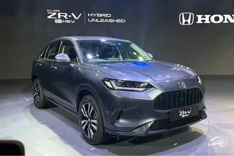 Xe được trang bị bộ mâm hợp kim có kích thước 18 inch, các vòm bánh xe và phần dưới cửa được ốp nhựa đen, tạo cảm giác khỏe khoắn cho một mẫu xe gầm cao. Di chuyển về phía sau, phần đuôi xe được thiết kế gọn gàng với các chi tiết quen thuộc như cánh gió trên cao tích hợp đèn báo phanh, cần gạt nước và vòi rửa kính, tạo nên một tổng thể cân đối.