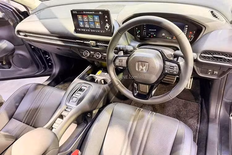 Khoang lái của ZR-V Hybrid được bố trí theo triết lý tập trung vào người điều khiển với việc duy trì hệ thống nút bấm và cần điều khiển vật lý. Khu vực táp-lô nổi bật với màn hình cảm ứng trung tâm kích thước 9 inch, hỗ trợ kết nối Apple CarPlay và Android Auto không dây, đi cùng bảng đồng hồ kỹ thuật số kích thước 10,25 inch hiển thị sắc nét các thông số vận hành.