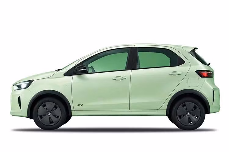 Phía sau của Tata Tiago 2026 cũng được làm mới đáng kể với cụm đèn hậu mảnh hơn, kéo dài toàn chiều rộng. Cản sau mới nay tích hợp đèn lùi được dời vị trí. Điểm khác biệt duy nhất giữa bản động cơ đốt trong và thuần điện là logo trên cửa cốp vì ống xả đã được giấu kín dưới cản sau.