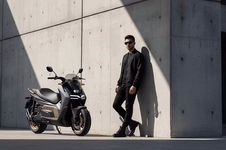 Ngoài mẫu touring scooter Vinfast Rasad vừa lộ diện, trước đó VinFast cũng từng hé lộ nhiều mẫu xe điện mang phong cách cruiser, sportbike và adventure. Nếu được thương mại hóa đầy đủ, hãng xe Việt có thể trở thành thương hiệu đầu tiên tại thị trường trong nước phát triển danh mục mô tô điện đa dạng ở nhiều phân khúc khác nhau.