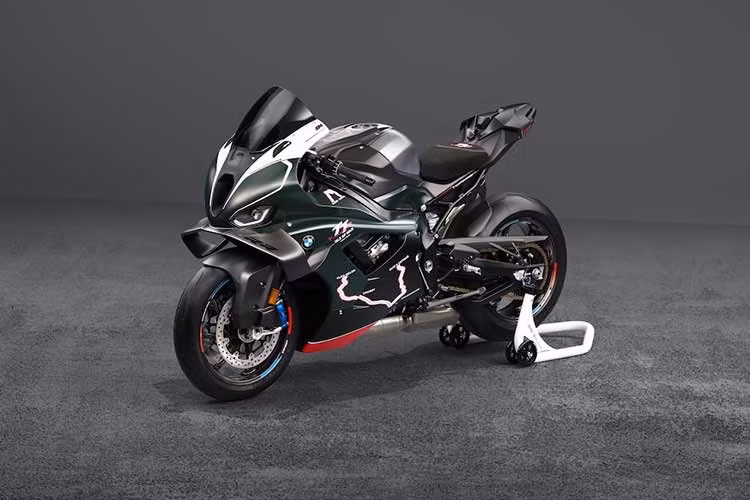 Nhiều lần BMW lên bục vinh quang và chiến thắng liên tiếp nối tiếp, bao gồm cả việc Peter Hickman giành chiến thắng tuyệt đối ở các hạng mục Superbike, Superstock và Senior TT năm 2022, trước khi thiết lập kỷ lục vòng đua nhanh nhất hiện tại vào năm 2023 trên chiếc M 1000 RR superstocker với tốc độ trung bình 136,358 dặm/giờ (219.446,93km/h).