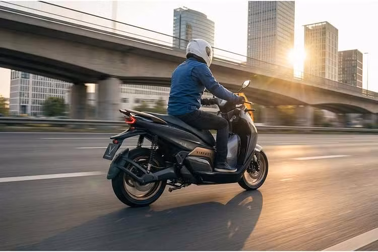 Đây là cấu hình kỹ thuật tiêu chuẩn trên các dòng xe máy điện hiệu suất cao, giúp tối ưu hóa sự phân bổ trọng lượng giữa phần trước và phần sau, từ đó nâng cao độ ổn định và khả năng cân bằng của xe khi vào cua hoặc di chuyển ở tốc độ cao.