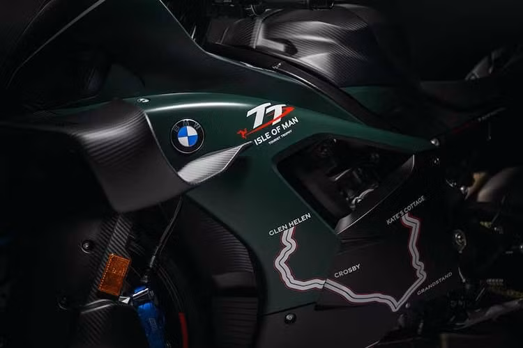 Giám đốc điều hành BMW Motorrad, Markus Flasch, cho biết: “Đua xe là một phần trong ADN của BMW Motorrad. Mẫu xe này là sự kết nối giữa di sản TT thành công của chúng tôi và các mẫu xe M, đồng thời là sự thể hiện mạnh mẽ của ADN đua xe, độ chính xác kỹ thuật và tính độc quyền.”