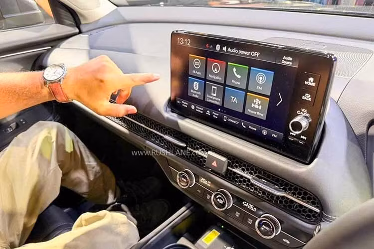 Hãng xe Honda Nhật Bản cũng hào phóng trang bị cho mẫu xe này hàng loạt tiện nghi cao cấp bao gồm hệ thống điều hòa tự động hai vùng độc lập, cửa sổ trời toàn cảnh, đèn viền nội thất, sạc điện thoại không dây và hệ thống âm thanh 12 loa đến từ thương hiệu Bose.