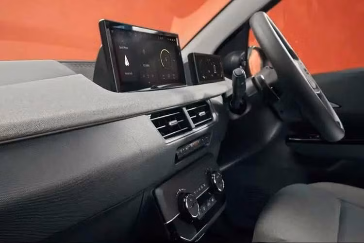 Bản nâng cấp năm 2025 của Tata Tiago từng được trang bị mặt táp-lô thiết kế lại với màn hình thông tin giải trí 10,25 inch. Giờ đây, xe có thể sẽ được bổ sung bảng đồng hồ kỹ thuật số mới cùng ghế ngồi mới, tích hợp tựa đầu. Ngoài ra, giới truyền thông địa phương cũng kỳ vọng Tata Tiago 2026 sẽ được trang bị 6 túi khí tiêu chuẩn, tăng đáng kể so với cấu hình 2 túi khí hiện tại.