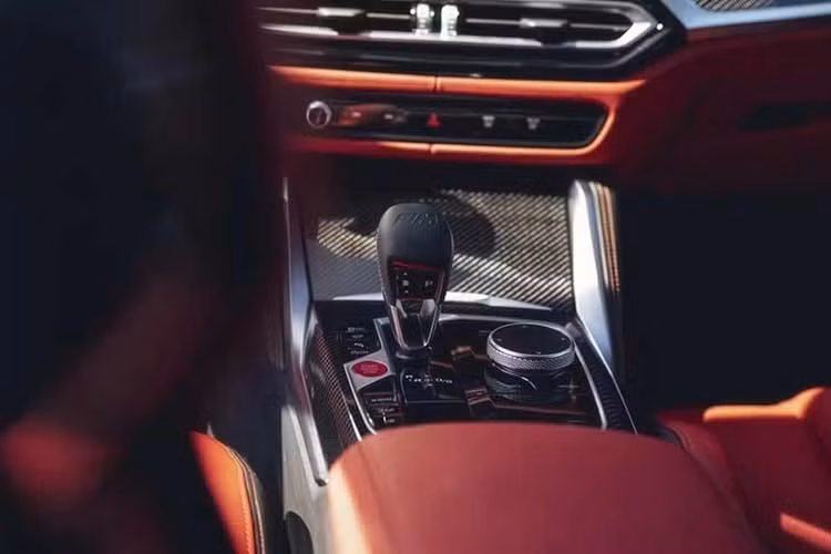 Điểm đáng chú ý nhất trên BMW M3 Touring nằm ở hệ truyền động. Xe được trang bị động cơ S58 6 xi-lanh thẳng hàng tăng áp kép TwinPower Turbo, cho công suất tối đa 530 mã lực và mô-men xoắn cực đại 650 Nm. Sức mạnh được truyền tới cả bốn bánh thông qua hệ dẫn động xDrive cùng hộp số tự động M Steptronic 8 cấp.