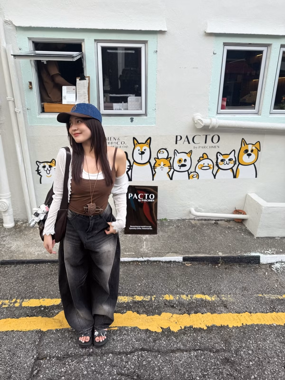 Dù chụp cận mặt hay toàn thân, nữ MC vẫn nổi bật nhờ đường nét gương mặt hài hòa, đôi mắt sáng và nụ cười dịu dàng, tạo cảm giác thân thiện ngay từ cái nhìn đầu tiên.
