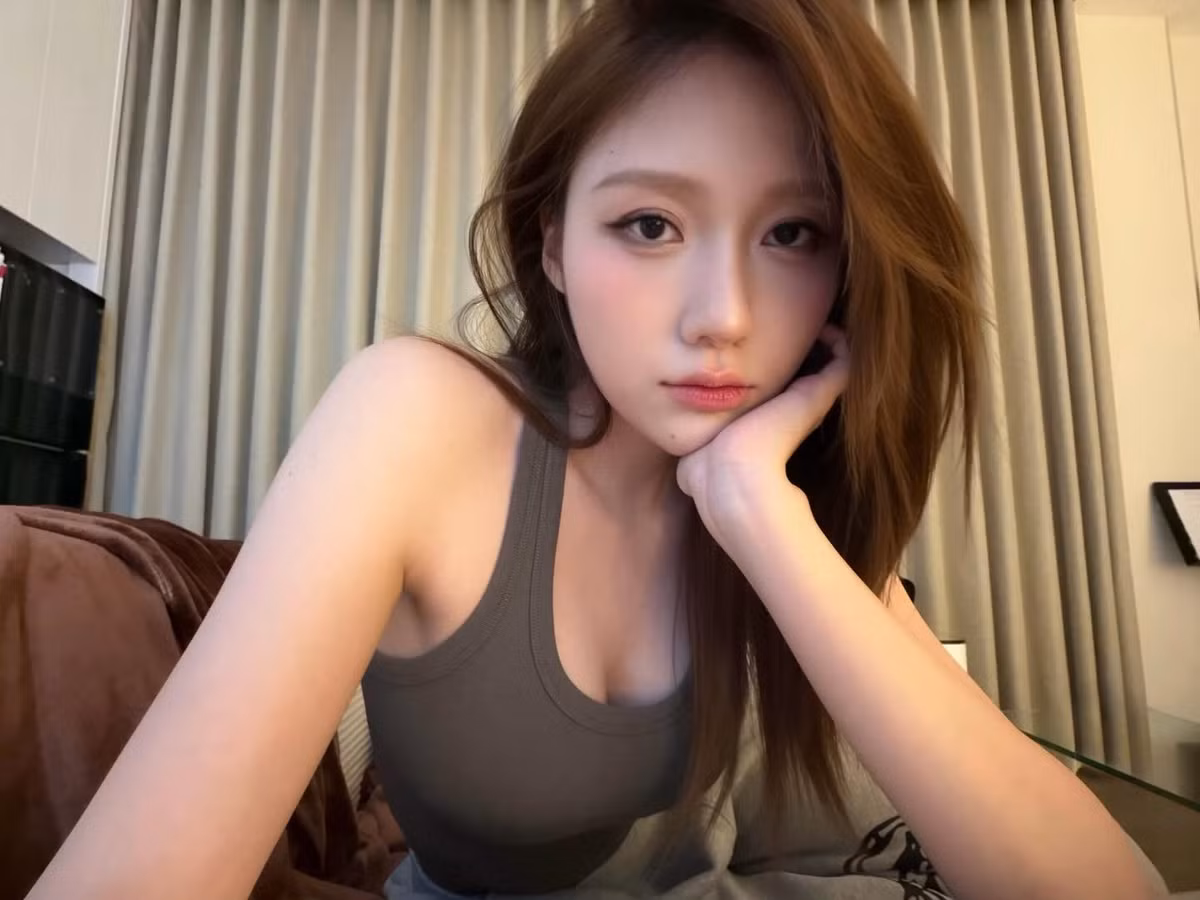 Những ngày đầu, Uyển Ân không tránh khỏi áp lực khi luôn được nhắc đến với danh xưng “em gái Trấn Thành”. Tuy nhiên, thay vì né tránh, cô chọn cách đối diện và chứng minh năng lực bằng chính các vai diễn của mình.