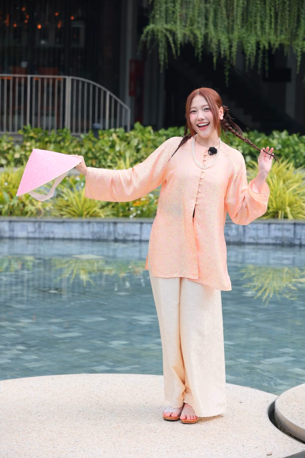 Khi dịu dàng, Uyển Ân mang dáng dấp nàng thơ trong những bộ trang phục truyền thống; lúc cá tính, nữ diễn viên lại ghi điểm với phong cách thời trang hiện đại, thậm chí có phần quyến rũ và lạnh lùng.