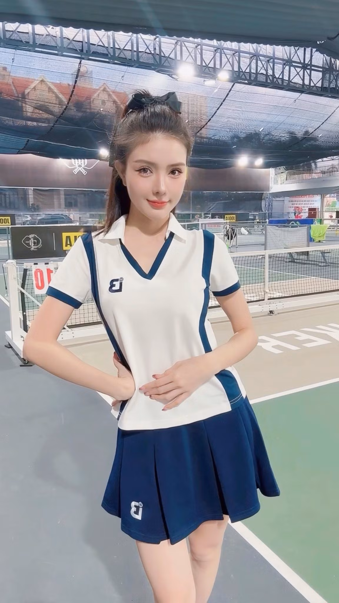 Mới đây, Lilly Luta khiến người hâm mộ bất ngờ với hình ảnh năng động trên sân pickleball. Điều đáng nói là cô không chọn trang phục quá gợi cảm mà lại xuất hiện với phong cách thanh lịch, kín đáo nhưng vẫn toát lên vẻ khỏe khoắn, thu hút.