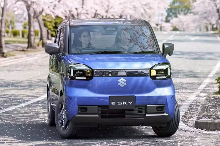 Suzuki đang chuẩn bị đưa mẫu xe mini điện e SKY EV ra thị trường Nhật Bản vào cuối năm 2026. Đây là mẫu K-Car thuần điện đầu tiên của hãng, được phát triển từ concept Vision e-Sky từng giới thiệu tại Japan Mobility Show 2025.