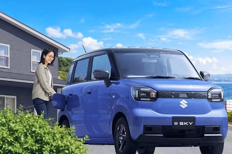 Về ngoại hình, mẫu xe mini điện Suzuki e SKY EV 2027 được trang bị hệ thống đèn LED với đồ họa kỹ thuật số, mâm hợp kim 14 inch kết hợp lốp Dunlop e ENASAVE kích thước 165/65 R14.
