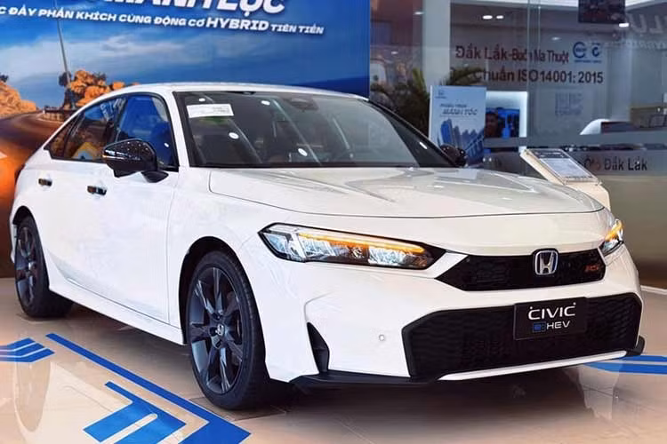 Honda Civic: 34 xe ﻿Tương tự tháng liền trước, Honda Civic cũng lọt vào top 10 ôtô ế nhất Việt Nam. Doanh số của mẫu sedan hạng C này đạt 34 chiếc, giảm 8,1%. Doanh số cộng dồn trong 7 tháng đầu năm 2026 của Honda Civic đạt 473 xe. Với sự thất thế của phân khúc sedan hạng C ở thị trường Việt Nam, Honda Civic bị khách hàng trong nước thờ ơ.