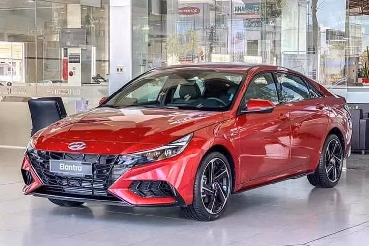 Hyundai Elantra: 14 xe ﻿Xếp thứ hai trong danh sách 10 mẫu ôtô bán ế ẩm nhất Việt Nam trong tháng 7/2026 là Hyundai Elantra. Mẫu xe Hàn Quốc này là lựa chọn của 14 khách hàng Việt, giảm 22,2% so với tháng liền trước. Doanh số tích lũy từ đầu năm đến nay của Hyundai Elantra cũng rất khiêm tốn, chỉ đạt 218 xe.