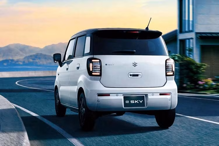 Xe cũng được hỗ trợ sạc AC tối đa 6 kW và sạc nhanh DC công suất tối đa 50 kW. Với sạc nhanh, thời gian đưa dung lượng pin từ 10% lên 80% vào khoảng 25 phút. Suzuki e SKY EV dự kiến chính thức ra mắt tại Nhật Bản trong khoảng tháng 10-12/2026.