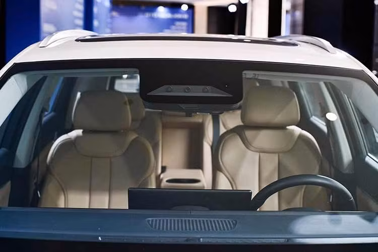 Điểm đáng chú ý nằm ở trang bị an toàn khi gói hỗ trợ lái nâng cao ADAS đã có mặt ngay từ bản thấp nhất. Hệ thống này bao gồm cảnh báo điểm mù, cảnh báo va chạm phía sau, cảnh báo phương tiện cắt ngang khi lùi, cảnh báo nguy cơ va chạm lúc mở cửa, hỗ trợ giữ làn, kiểm soát hành trình thích ứng, nhận diện biển báo giao thông và phanh khẩn cấp tự động.