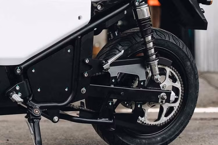 So với xe máy xăng với mức bảo dưỡng hàng tháng 800.000 và giá xăng RON92 ở mức ₫25,000/L (tháng 5/2026), chiếc xe máy điện Volty U1 mới này sẽ giúp tiết kiệm 2,87 triệu đồng/tháng, 34,4 triệu đồng cho shipper và 3,44 tỷ đồng cho đội 100 xe của một công ty.